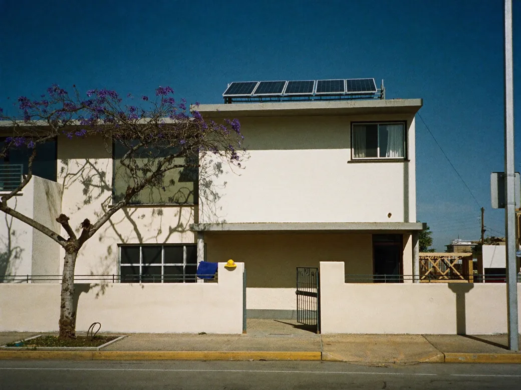 Casa de dos pisos en León con paneles solares en la azotea