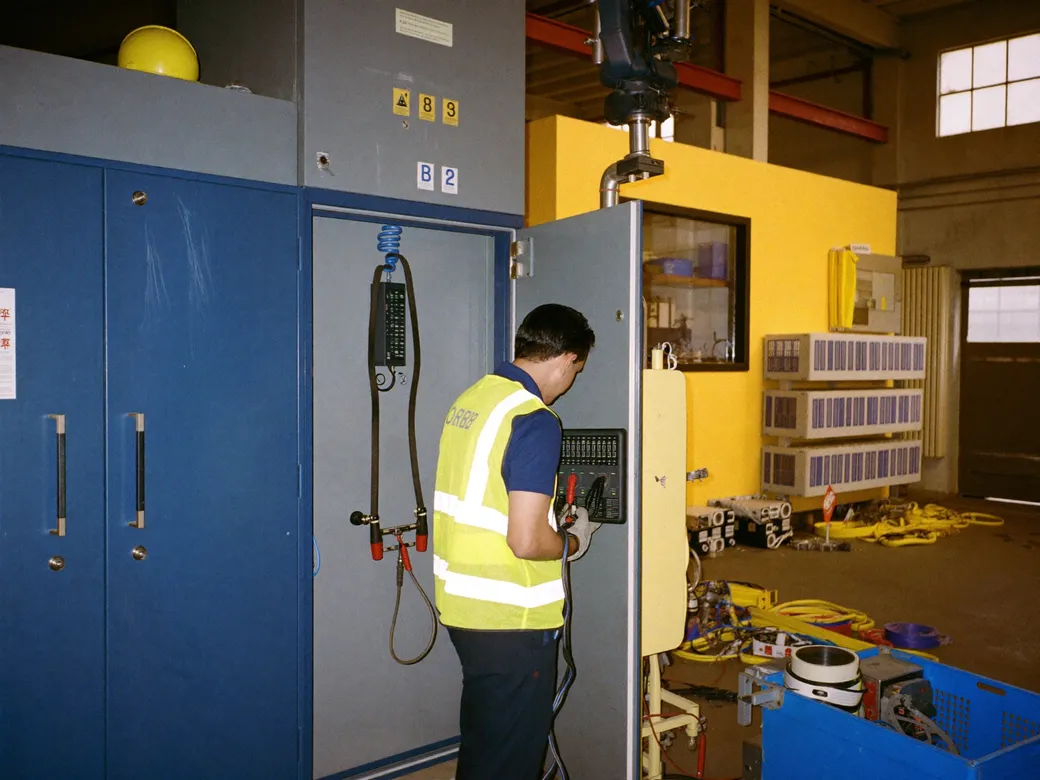 Técnico con equipo de medición Clase A conectado a un tablero eléctrico en una planta industrial en León, Guanajuato