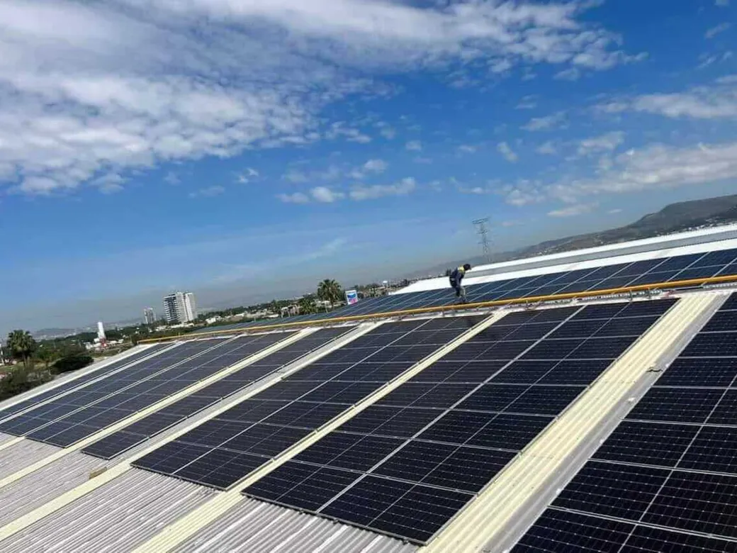 Vista aérea del sistema solar de Calzado Vertical en León, Guanajuato