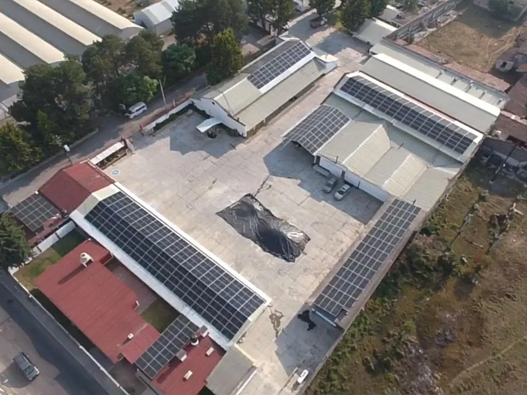 Instalaciones del CIMMYT en Toluca vistas en diagonal, con módulos solares en las techumbres alrededor del patio