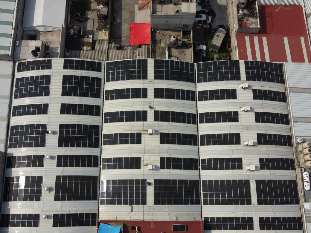 Vista en diagonal de las bóvedas con módulos solares entre las naves vecinas
