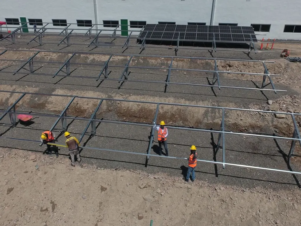 Cuadrilla de Phi Solar montando la estructura hincada en el suelo antes de colocar los módulos