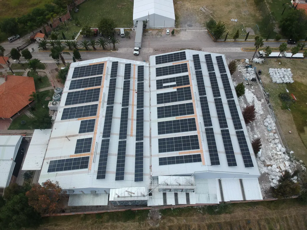 Frente de las dos naves de Plexa con los módulos a todo lo largo de la techumbre