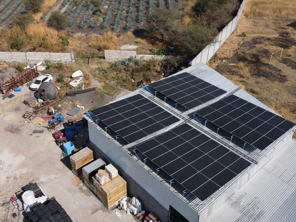 Nave de una planta de reciclaje con su techumbre de lámina cubierta de módulos solares de 620 W